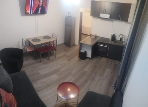 TV and multimedia, Kitchen or kitchenette, Living room, Seating area, Dining area, oven, stove