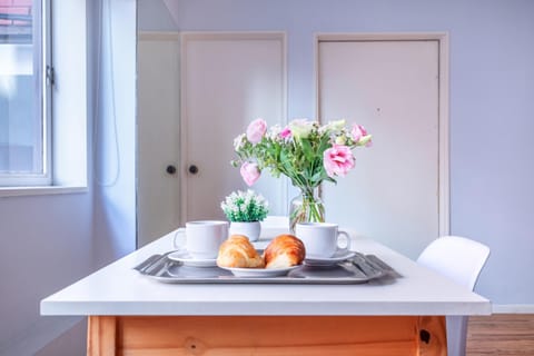 Food and drinks, Dining area, Food, Breakfast, Continental breakfast
