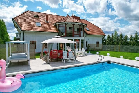 Property building, Garden, Pool view, Swimming pool, sunbed