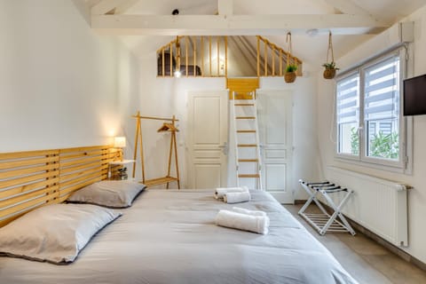 Bed, TV and multimedia, Photo of the whole room, Bedroom, towels