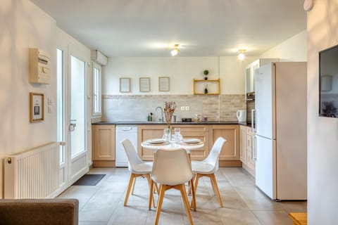 Kitchen or kitchenette, Living room, Seating area, Dining area, oven