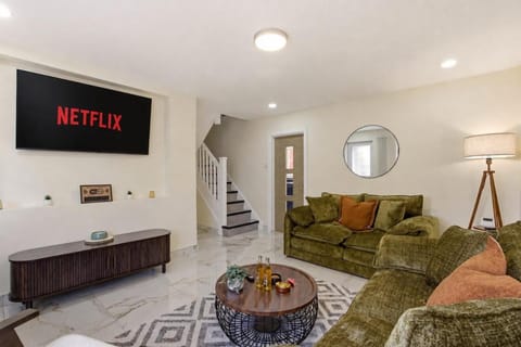Communal lounge/ TV room, TV and multimedia, Living room, Seating area, Evening entertainment