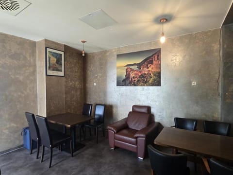 Seating area, Dining area