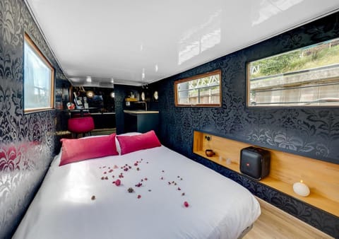 Living room, Photo of the whole room, Bedroom