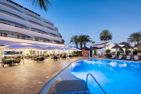 Restaurant/places to eat, Garden, Balcony/Terrace, Dining area, Swimming pool