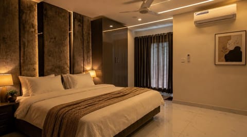 Bed, Photo of the whole room, Bedroom, fireplace, air conditioner