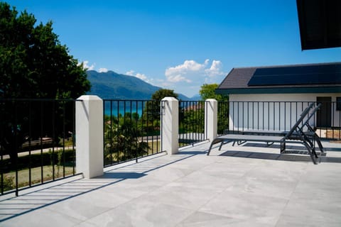 Balcony/Terrace, Lake view, Mountain view