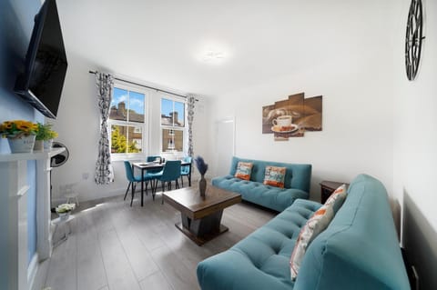 Communal lounge/ TV room, TV and multimedia, Living room, Seating area, Evening entertainment