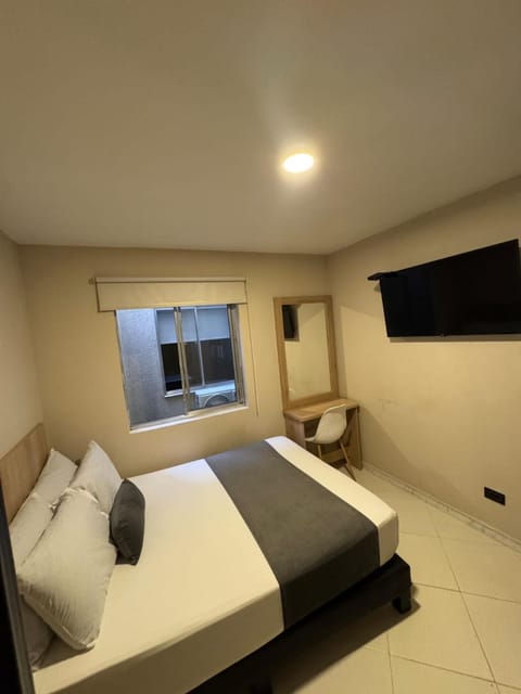 Bed, TV and multimedia, Photo of the whole room, Bedroom