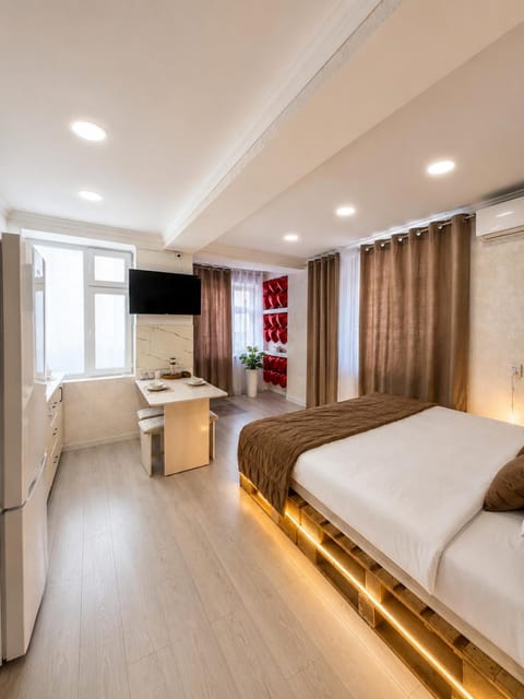 Communal lounge/ TV room, Bed, TV and multimedia, Living room, Photo of the whole room, Seating area, Evening entertainment, Bedroom