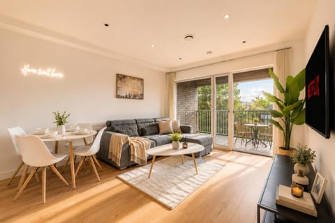 Communal lounge/ TV room, TV and multimedia, Living room, Seating area, Evening entertainment