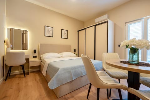 Bed, Living room, Seating area, Dining area, Bedroom, wardrobe