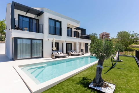 Facade/entrance, Swimming pool