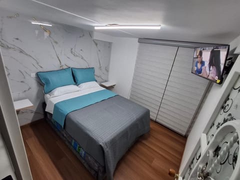 Bed, TV and multimedia, Photo of the whole room, Bedroom