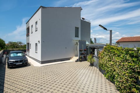 Property building, Day, Neighbourhood, Street view, Parking