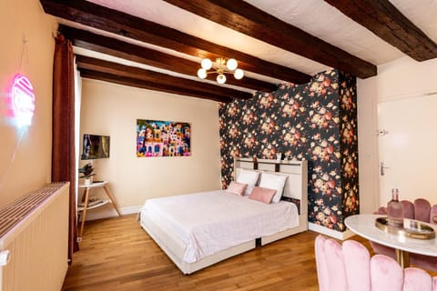 Bed, TV and multimedia, Photo of the whole room, Bedroom