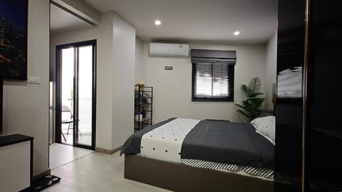 Bed, Photo of the whole room, Bedroom, air conditioner