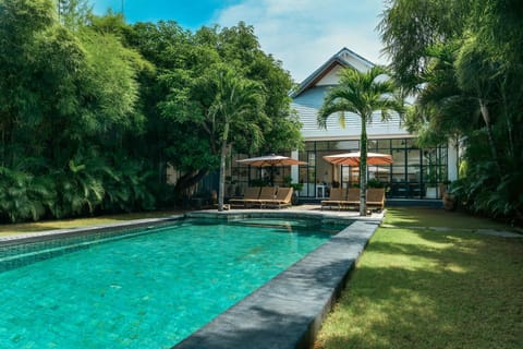 Property building, Day, Garden, Garden view, Pool view, Swimming pool, sunbed