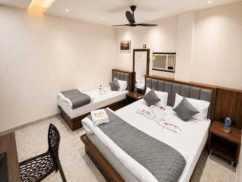 Bed, Photo of the whole room, Seating area, Bedroom, towels