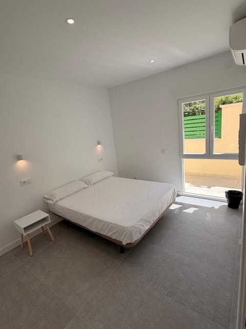 Bed, Other, air conditioner