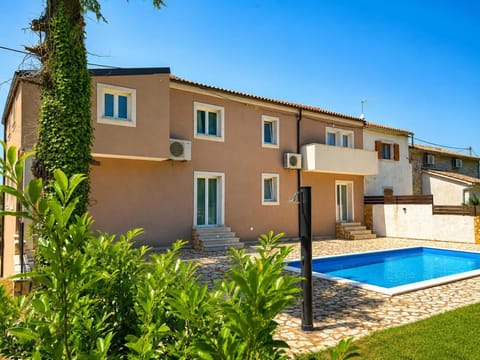 Property building, Garden, Swimming pool