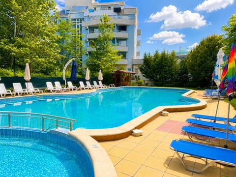Day, Swimming pool, sunbed