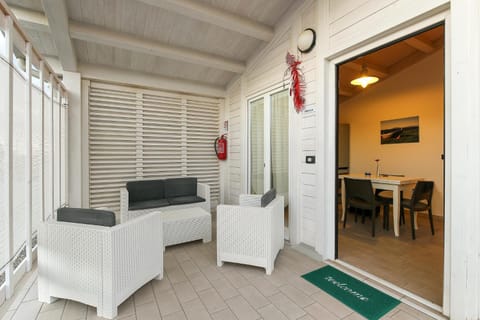 Property building, Patio, Facade/entrance, Living room
