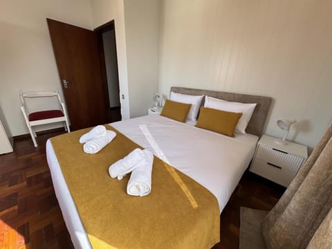 Bed, Bedroom, towels