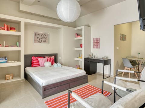 Bed, Living room, Photo of the whole room, Seating area, Dining area, Bedroom