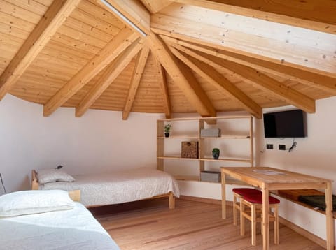 Bed, TV and multimedia, Photo of the whole room, Bedroom