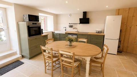 Communal lounge/ TV room, Kitchen or kitchenette