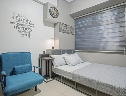 Bed, Seating area