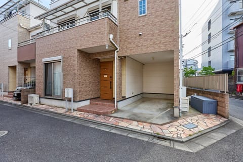 Property building, Day, Neighbourhood, Parking