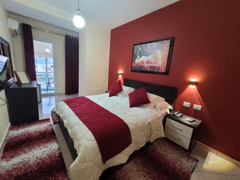 Bed, TV and multimedia, Photo of the whole room