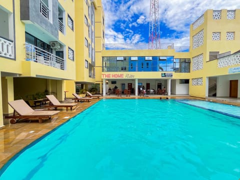 Property building, Patio, Communal lounge/ TV room, Day, Evening entertainment, Pool view, Swimming pool, sunbed