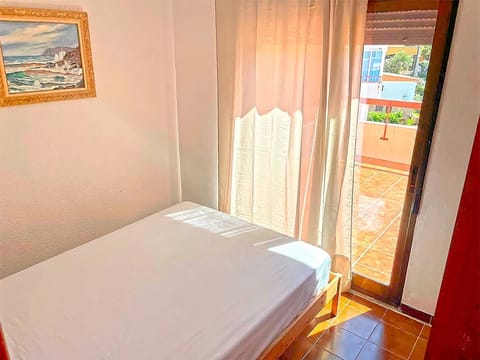 Spring, Bed, Activities, Winter, Summer, Balcony/Terrace, Photo of the whole room, Beach, Hiking, Animals, Animals, Animals, Bedroom, Autumn, Pets, Pets, Pets, Swimming pool, Sports, Entertainment, children, children, children, young children, young children, young children, older children, older children, older children, group of guests, group of guests, group of guests, cot, Family, Family, Family, Parking, microwave, pet friendly, pet friendly, air conditioner
