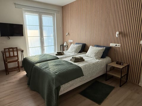 Bed, TV and multimedia, Photo of the whole room, Bedroom, towels