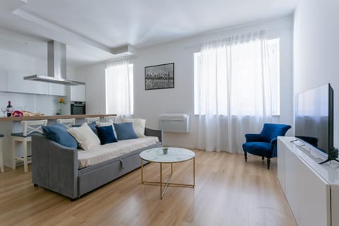 TV and multimedia, Kitchen or kitchenette, Living room, Seating area, Dining area, Evening entertainment