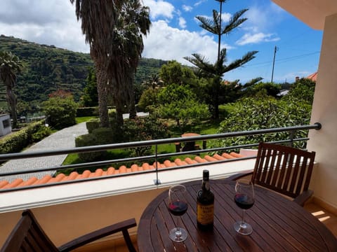 Patio, Day, Natural landscape, View (from property/room), Balcony/Terrace, Food and drinks, Dining area, Mountain view, Drinks, Alcoholic drinks