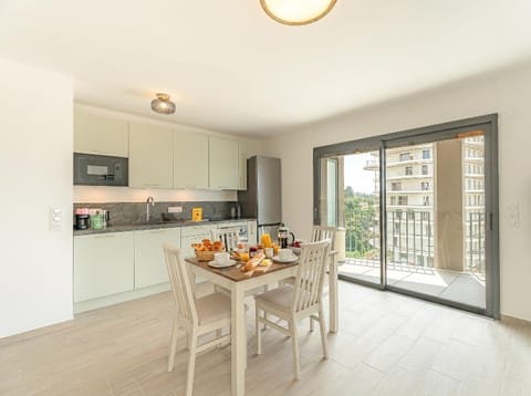 Coffee/tea facilities, Kitchen or kitchenette, Food and drinks, Dining area, stove