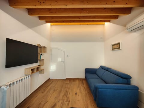 Living room, Seating area, Evening entertainment, internet