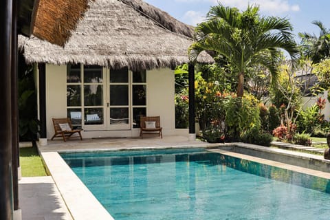 Property building, Day, Garden, Garden view, Pool view, Swimming pool