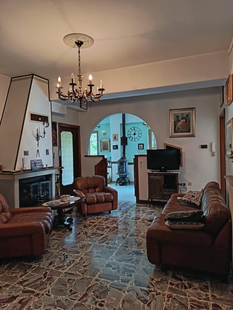 Communal lounge/ TV room, TV and multimedia, Living room, Seating area
