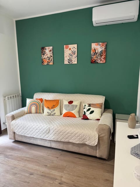 Living room, Seating area, air conditioner