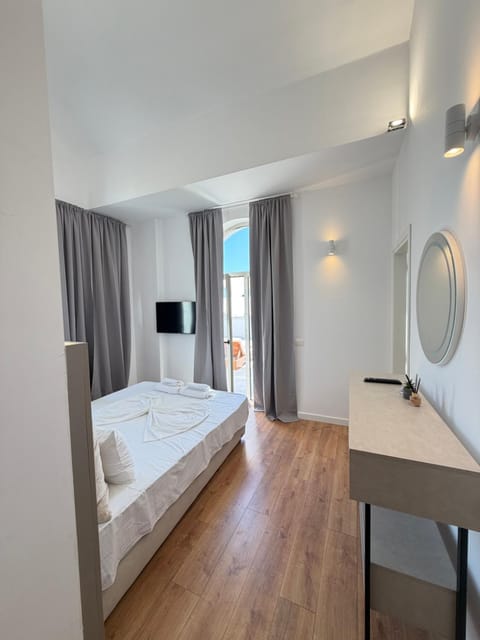 TV and multimedia, Photo of the whole room, Bedroom