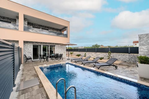 Balcony/Terrace, Swimming pool
