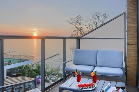 Patio, Day, Natural landscape, View (from property/room), Balcony/Terrace, Living room, Seating area, Sea view, Sunset, sunbed