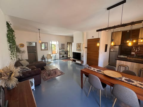 Communal lounge/ TV room, TV and multimedia, Living room, Dining area