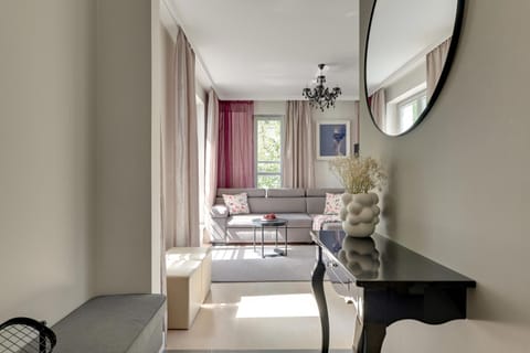 Bed, TV and multimedia, Living room, Photo of the whole room, Seating area, Dining area