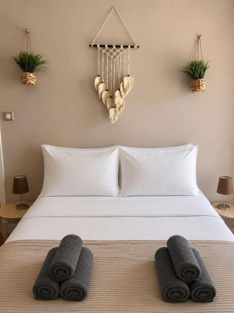 Bed, Bedroom, towels